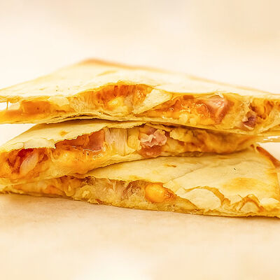 Кесадия с беконом в Apizza по цене 305 ₽