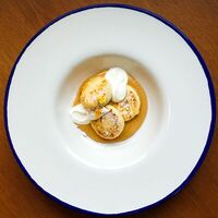 Сырники со сметаной и муссом из сгущёнки в 8am