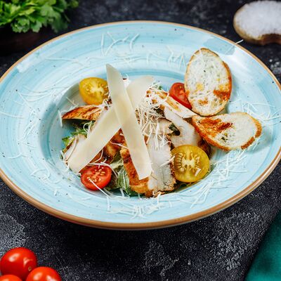 Цезарь с курицей в Таксиммайдан по цене 980 ₽