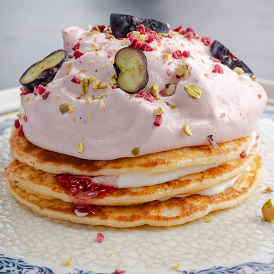 Панкейки из мацони с малиновым муссом из сыра маскарпоне в Съели Сумели по цене 720 ₽