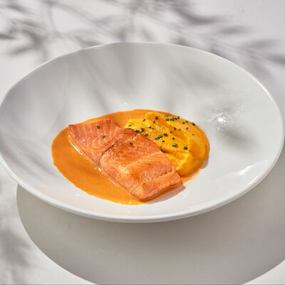 Филе лосося с морковным кремом и соусом биск в Большая кухня по цене 1350 ₽