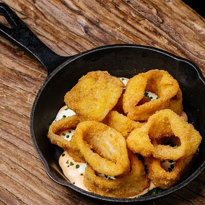 Кальмар фритто с соусом халапеньо в Чешуя по цене 650 ₽