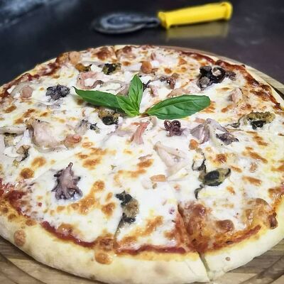 Пицца с морепродуктами 40 см в Farina Pizza по цене 1499 ₽