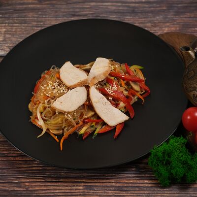 Фунчоза в сладком чили соусе с курицей в Японский городовой 64 по цене 320 ₽