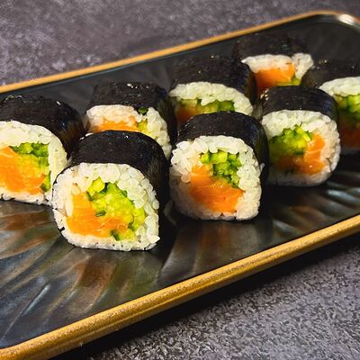 Ролл с лососем и огурцом в Бейкер суши по цене 479 ₽