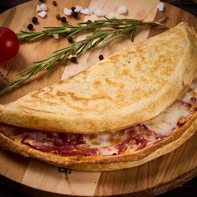 Пицца с колбасой в Татмак по цене 255 ₽