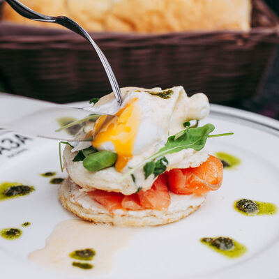 Яйцо Бенедикт в БАЗА по цене 350 ₽