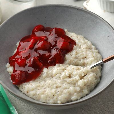 Каша рисовая на кокосовом молоке с ягодным соусом в Объект по цене 315 ₽