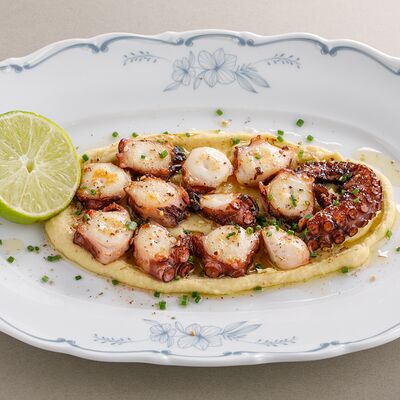 Осьминог Чоризо с картофельным муссом в Терраса по цене 2790 ₽