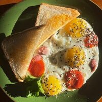 Глазунья с беконом и колбасками в Черёхин