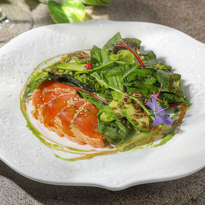 Салат с форелью татаки в Ива по цене 1235 ₽