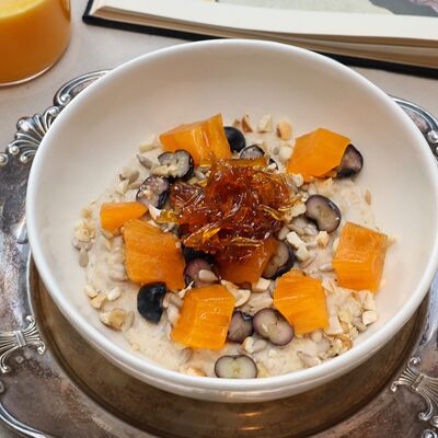 Овсянка с сезонными фруктами/ягодами орехами и цукатами в УГОДНИКИ по цене 637 ₽