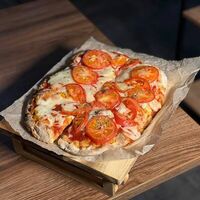 Пицца Маргарита на римском тесте в Dada Art Bakery