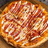 Лепешка с мягким сыром и пикантной колбасой чоризо в Meetino