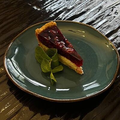 Пирог вишневый в Длинный нос по цене 195 ₽