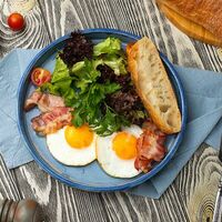 Глазунья с беконом и гренкойв Линдфорс