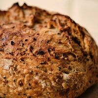 Хлеб с карамелизированным луком и кунжутомв The Odi