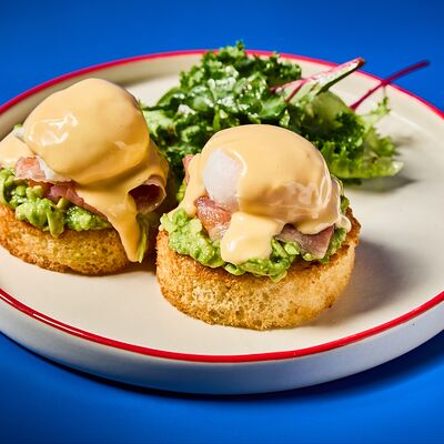 Бенедикт, микс салата, форель в Mates Bistro по цене 1100 ₽