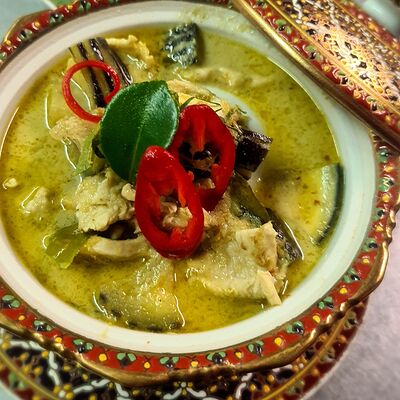 Тайский зеленый карри Gaeng Khiao Waan и Kao в Thai Pattara Restaurant по цене 888 ₽