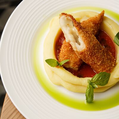 Кордон блю с томатным соусом в Философия по цене 810 ₽