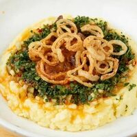 Говядина по-строгановски с картофельным пюре, медовыми огурцами и луком фри в Рестобар