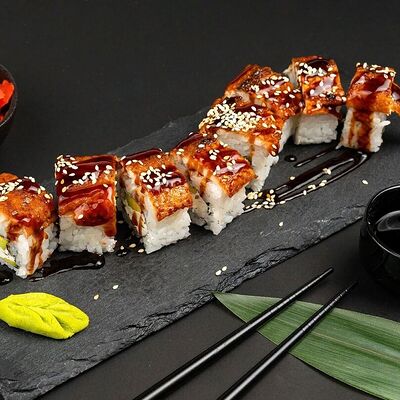 Good ролл с угрем Дракон на стиле с сыром в Рыбин Гуд Sushi Premium по цене 690 ₽