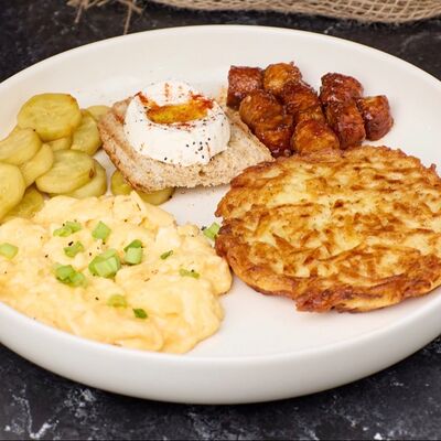 Большой завтрак с колбаской и скремблом в Binz по цене 570 ₽