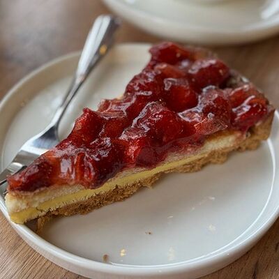 Клубничный торт в ОКофе по цене 420 ₽