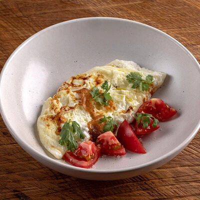 Белковый омлет с томатами и козьим сыром в Горыныч по цене 730 ₽