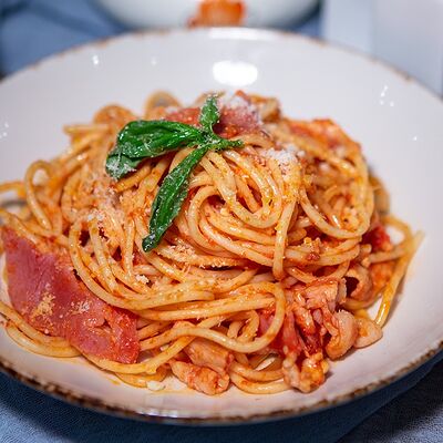 Паста Черри-базилик в Пармезан и пури по цене 375 ₽