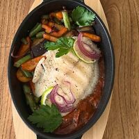 Филе тилапии с овощами под томатным соусом в Breakfast