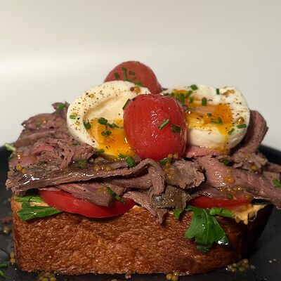 Бриошь, ростбиф, яйцов Chinch по цене 1350 ₽