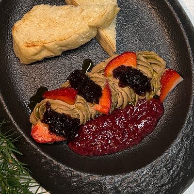 Паштет из печени индейки с малиновым вареньемв Edateca по цене 550 ₽