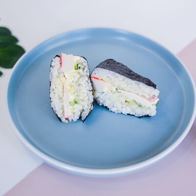 Онигири с мясом краба в Pokemania по цене 339 ₽