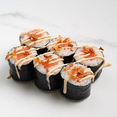 Малый ролл с копчёным лососем и соусом спайси, лук фри №59 в Ёбисан по цене 629 ₽