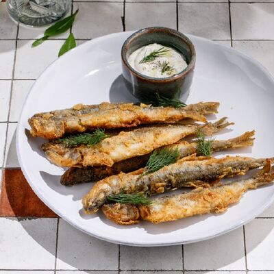 Жареная корюшка с золотистым картофелем и соусом в Пряности & Радости на Васильевском по цене 890