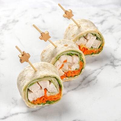 Рулеты из куриной грудки с морковью по-корейски в тортилье в MOSCOW FOOD Кейтеринг по цене 1830 ₽