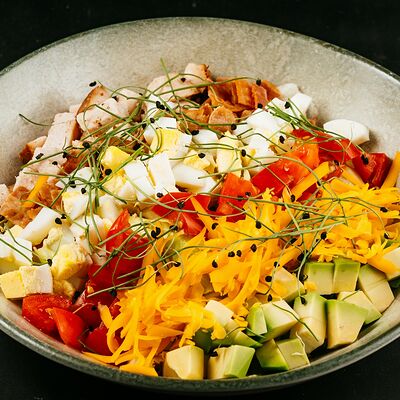 Кобб Салат с бекном в Горки парк по цене 660 ₽