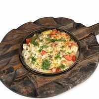 Горячая сковородка с курицей и овощами сливочном соусе в Benny Kitchen