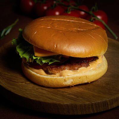 Бургер с говяжьей котлетой в Это вкусно по цене 399 ₽