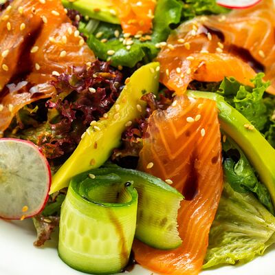 Салат из слабосоленого лосося с авокадо, руколой и апельсинами в William Bass по цене 950 ₽