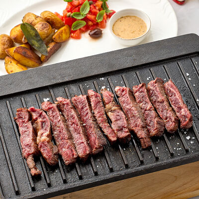 Стейк Мачете с картофельными дольками и перечным соусом в Osteria Dolce по цене 2150 ₽