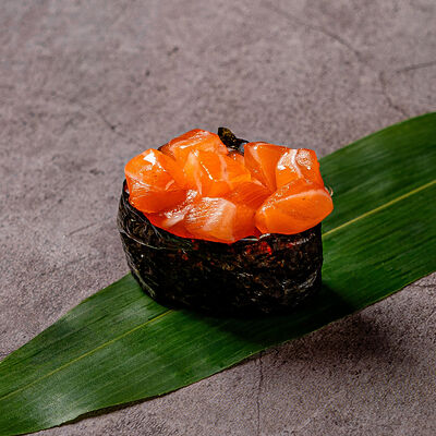 Острые суши Лосось в Soluxe Club по цене 500 ₽