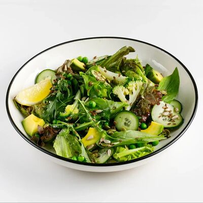 Большой зеленый салат с цитрусовой заправкой в Гости по цене 520 ₽
