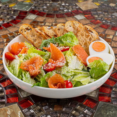 Салат Цезарь с форелью в Хлеб Насущный по цене 670 ₽