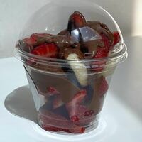 Стаканчик клубника, банан, шоколадв Delish