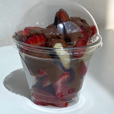 Стаканчик клубника, банан, шоколадв Delish по цене 1100 ₽