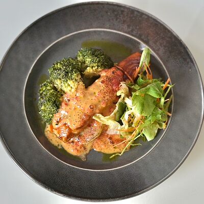 Стейк из лосося с брокколи в Bucho по цене 1450 ₽