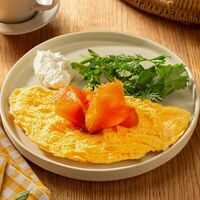 Омлет с лососем и творожным сыром в Пока горячее