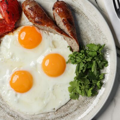 Яичница, колбаска гриль, зелень в Дева по цене 660 ₽